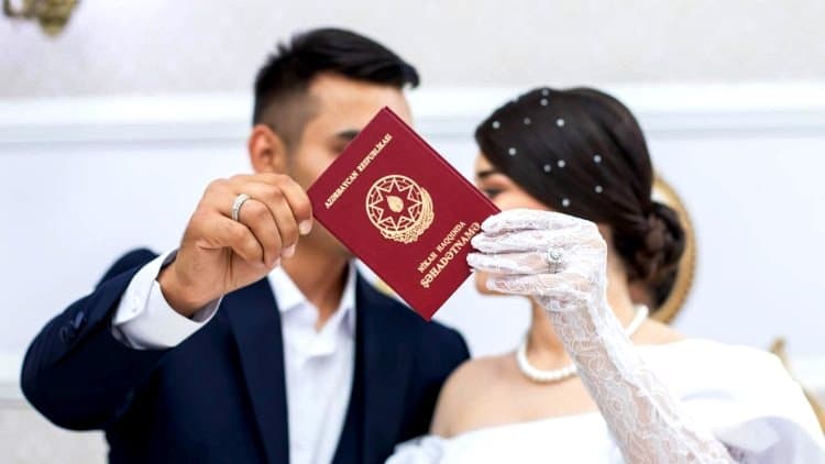 Azərbaycanda həyat yoldaşının soyadını qəbul edən KİŞİLƏR 