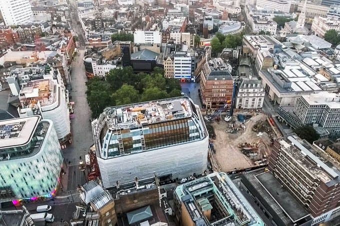 Londonun mərkəzində HÜCUM: Qadın bıçaqla 4 nəfəri ağır yaraladı