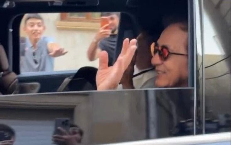 Ceki Çanla görüşmək üçün özlərini maşının önünə atdılar - Video