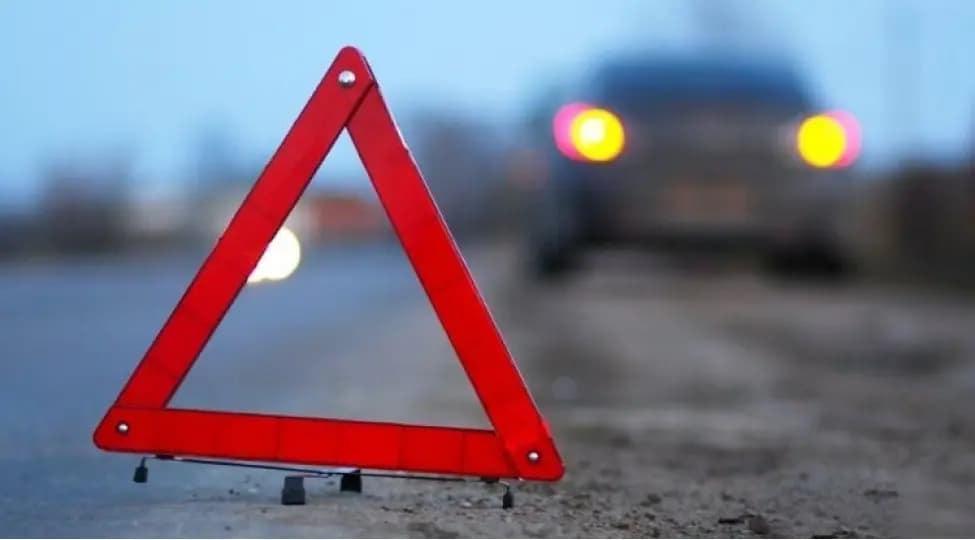 Qobustanda "Hyundai" dirəyə çırpıldı, sürücü öldü 