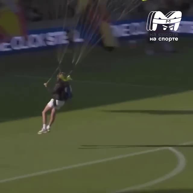 Futbol matçı zamanı paraşütçü stadiona endi - Maraqlı görüntülər
