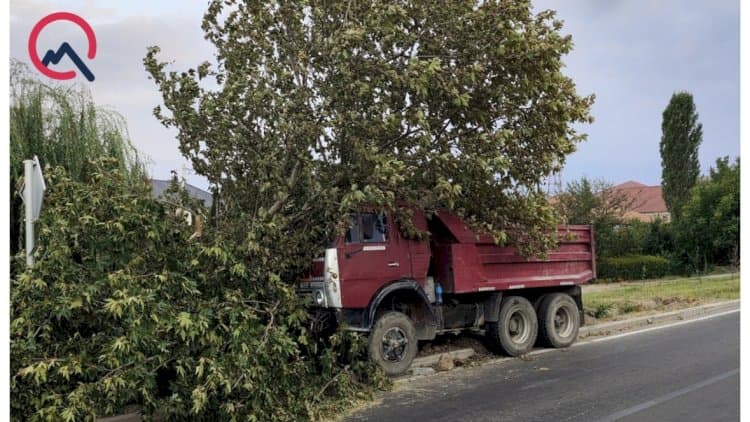 Gəncədə qəza - “Kamaz” ağaca çırpıldı