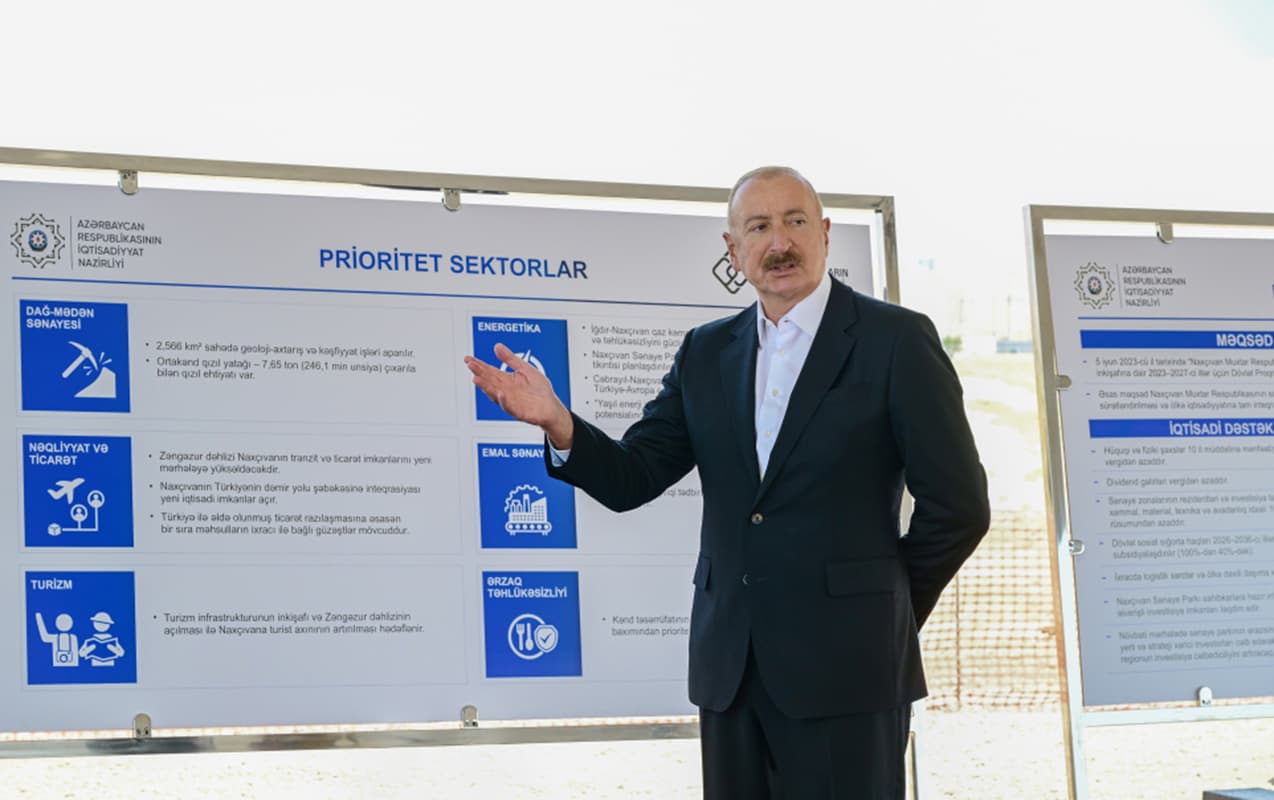 Prezident Naxçıvanda yeni elektrik avtobuslarına baxdı