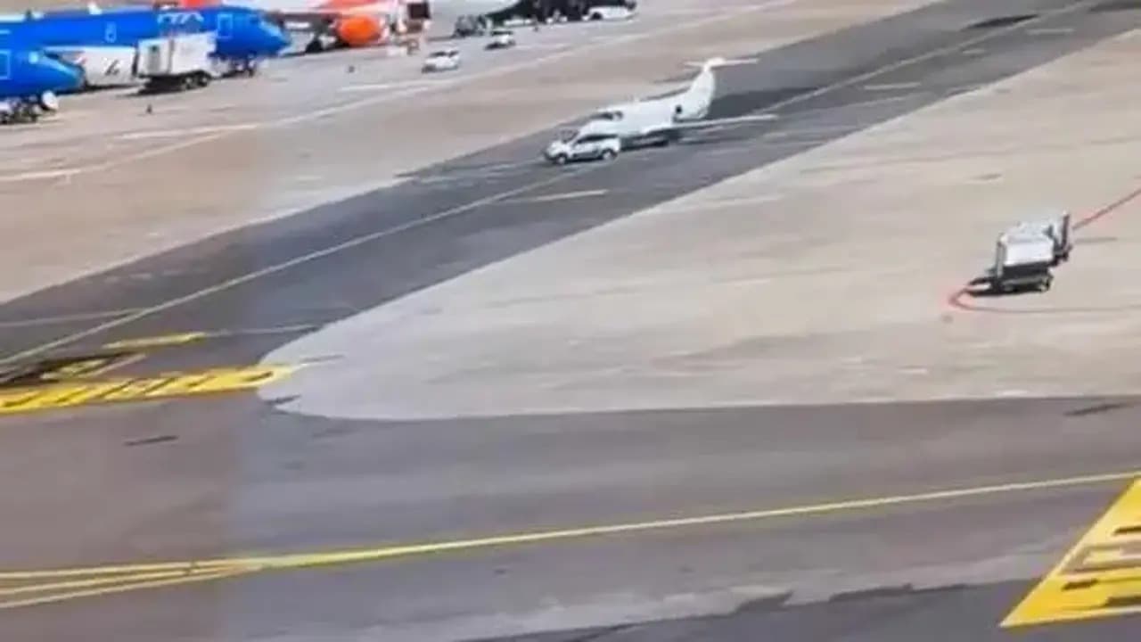 Hava limanında avtomobil təyyarə ilə toqquşdu - Bu ölkədə
