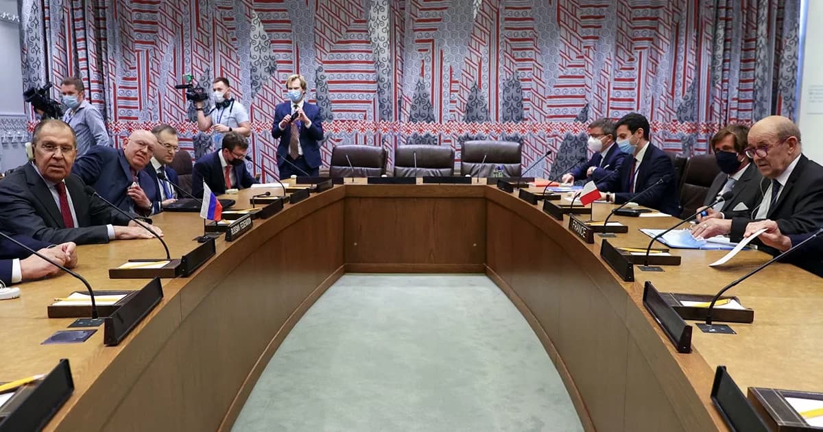 Lavrov Fransa XİN başçısı ilə Qarabağı müzakirə etdi Lavrov Fransa XİN başçısı ilə Qarabağı müzakirə etdi