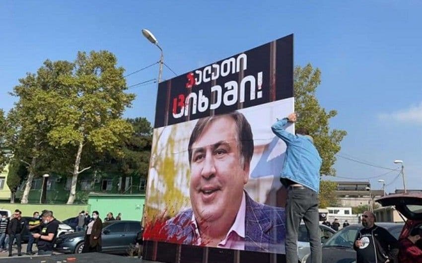 Saakaşvilinin əleyhdarları mitinq keçirir – “Zülmkar, qatil!” Saakaşvilinin əleyhdarları mitinq keçirir – “Zülmkar, qatil!”