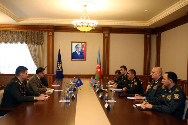 Azərbaycanın müdafiə naziri NATO-nun nümayəndəsi ilə görüşüb – FOTO Azərbaycanın müdafiə naziri NATO-nun nümayəndəsi ilə görüşüb – FOTO