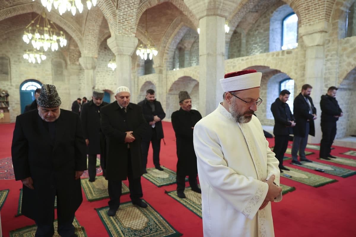 Şeyx üzünü İrandan Türkiyəyə çevirdi – Diyanət İşləri Başqanı ilə Şuşada… – FOTOLAR Şeyx üzünü İrandan Türkiyəyə çevirdi – Diyanət İşləri Başqanı ilə Şuşada… – FOTOLAR