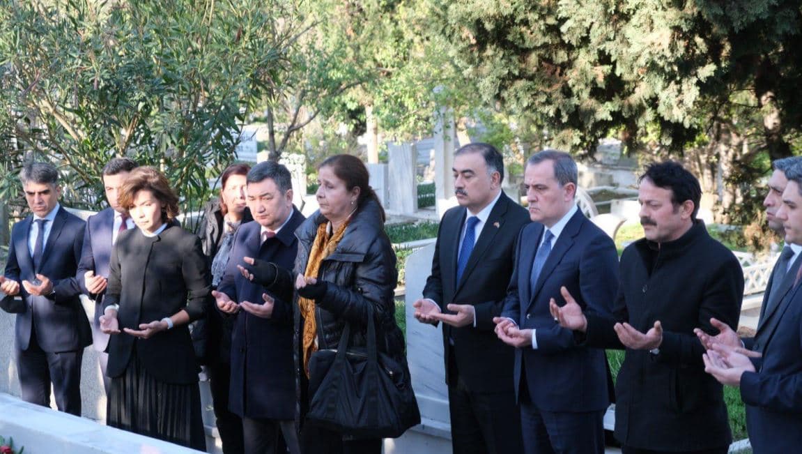 Ceyhun Bayramov Topçubaşovun nəvəsinin məzarını ziyarət etdi Ceyhun Bayramov Topçubaşovun nəvəsinin məzarını ziyarət etdi