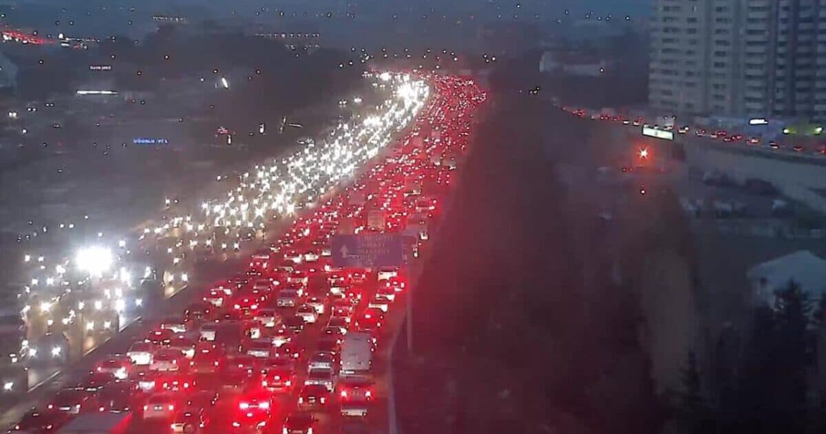 Bakı-Sumqayıt yolunda TIR aşdı Bakı-Sumqayıt yolunda TIR aşdı