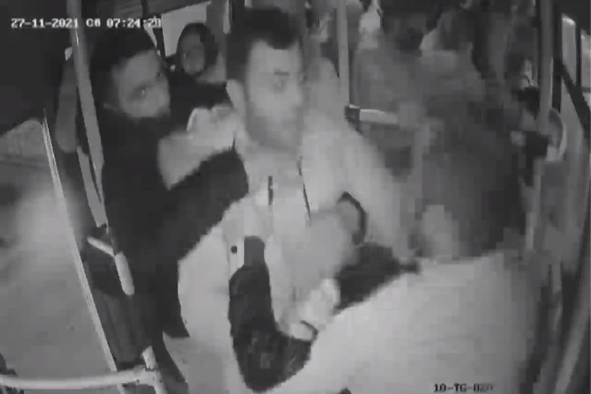 Bakıda avtobusda dava: sərnişin sürücünün başını partlatdı – VİDEO Bakıda avtobusda dava: sərnişin sürücünün başını partlatdı – VİDEO