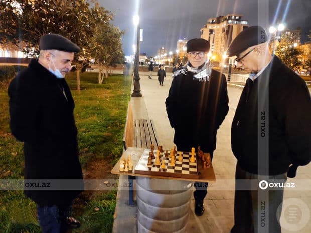 Zibil qutusu üstündə ağ-qara dünya və ya yaşlılar niyə “Qış parkı”ndan şikayətçidir – FOTO Zibil qutusu üstündə ağ-qara dünya və ya yaşlılar niyə “Qış parkı”ndan şikayətçidir – FOTO