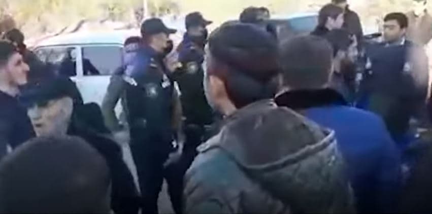 Şəhidin anım günündə çəkilişə polis müdaxilə edib? – VİDEO Şəhidin anım günündə çəkilişə polis müdaxilə edib? – VİDEO