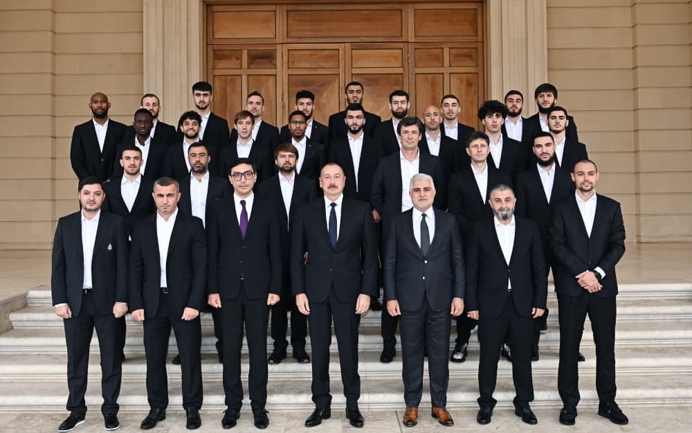Prezident “Qarabağ”ın futbolçularını qəbul etdi Prezident “Qarabağ”ın futbolçularını qəbul etdi
