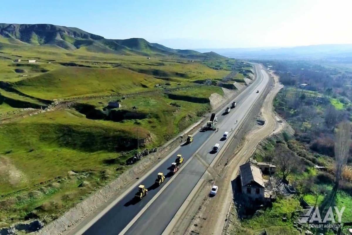 Xudafərin-Qubadlı-Laçın yolu asfaltlanır Xudafərin-Qubadlı-Laçın yolu asfaltlanır