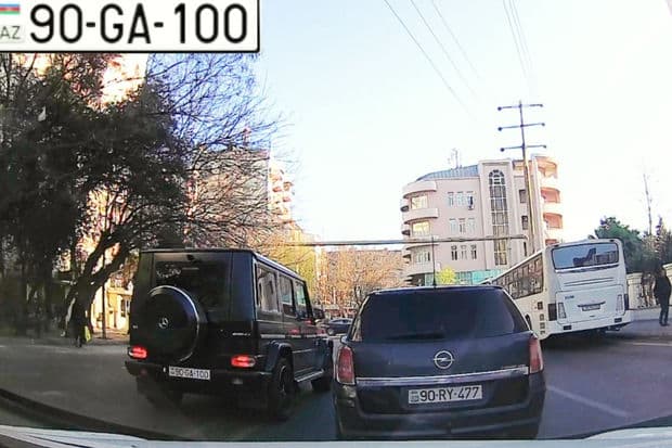 Bakıda “Gelandewagen” sürücüsü yol polislərinin gözü qarşısında “şou göstərdi” – VİDEO Bakıda “Gelandewagen” sürücüsü yol polislərinin gözü qarşısında “şou göstərdi” – VİDEO