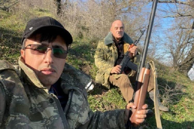 Nazirliyin silahla fotosu yayılan əməkdaşı işdən çıxarıldı Nazirliyin silahla fotosu yayılan əməkdaşı işdən çıxarıldı