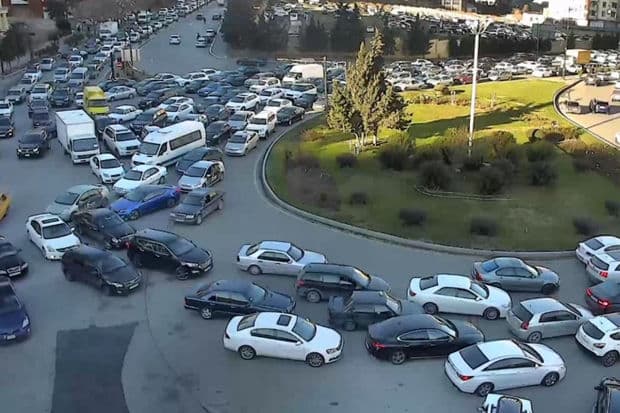 Bakının mərkəzi prospektində baş verən qəza sıxlığa səbəb oldu – FOTO Bakının mərkəzi prospektində baş verən qəza sıxlığa səbəb oldu – FOTO