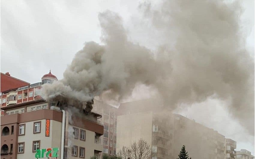 “Qoç ət” restoranındakı yanğın söndürüldü – YENİLƏNİB – FOTO “Qoç ət” restoranındakı yanğın söndürüldü – YENİLƏNİB – FOTO