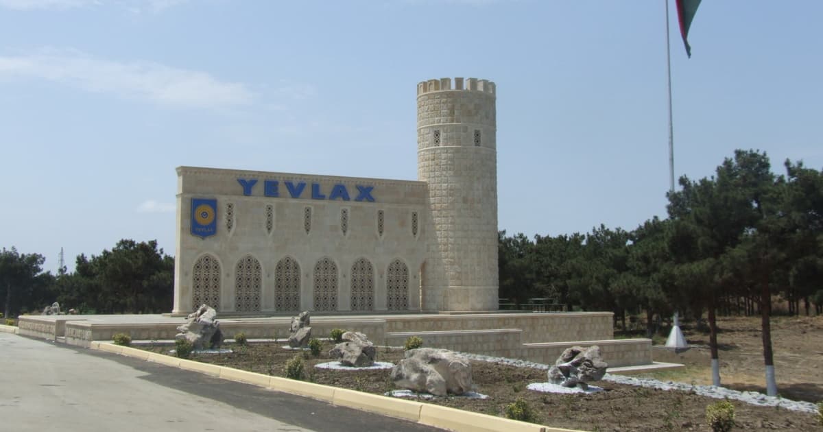 Yevlaxda Nəriman Nərimanovun heykəli dağıdılıb Yevlaxda Nəriman Nərimanovun heykəli dağıdılıb