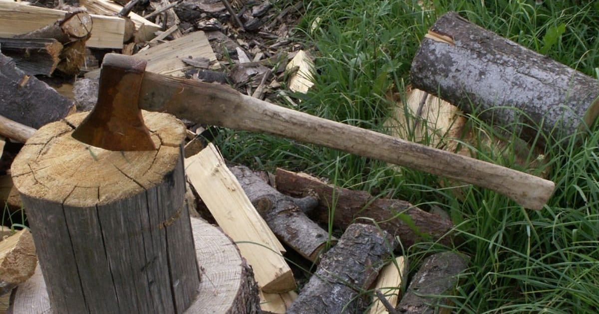 Azərbaycanda qardaş bacıları tərəfindən baltalandı Azərbaycanda qardaş bacıları tərəfindən baltalandı