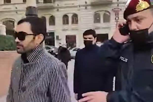 “Qazi” polis tərəfindən döyüldüyünü iddia edir – VİDEO “Qazi” polis tərəfindən döyüldüyünü iddia edir – VİDEO