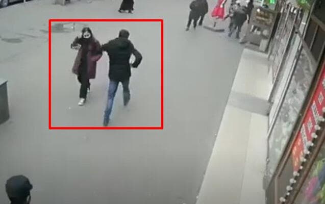 Bakıda məktəbli qızı küçədə vurub qaçan kimdir? – VİDEO Bakıda məktəbli qızı küçədə vurub qaçan kimdir? – VİDEO