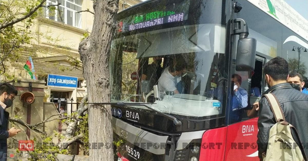 Paytaxtda sərnişin avtobusu qəza törətdi – FOTO Paytaxtda sərnişin avtobusu qəza törətdi – FOTO