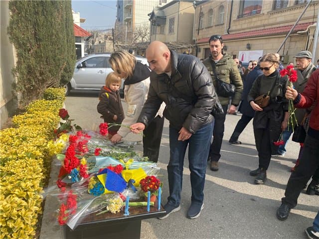 Ukrayna səfirliyi önündə dəstək aksiyası keçirildi – FOTO Ukrayna səfirliyi önündə dəstək aksiyası keçirildi – FOTO