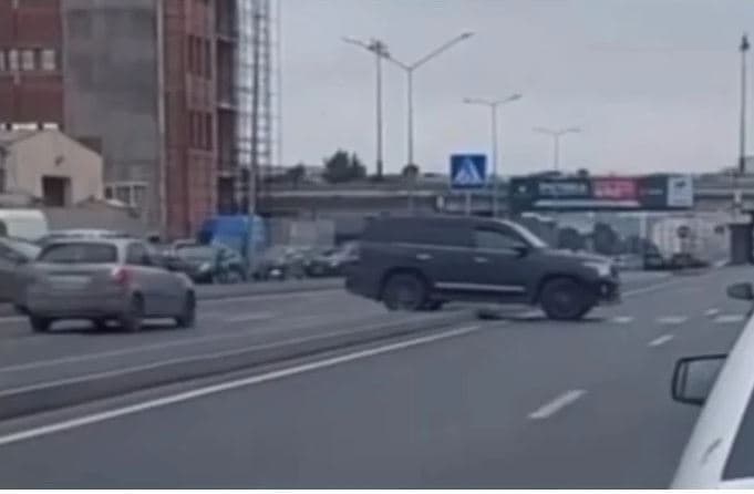 Bakıda sürücülər kütləvi şəkildə bardürə “dırmaşdı” — VİDEO Bakıda sürücülər kütləvi şəkildə bardürə “dırmaşdı” — VİDEO
