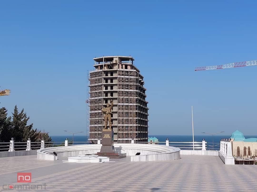 Sumqayıtda Şəhidlər abidəsi yeni tikilən binanın fonunda “görünməz” oldu Sumqayıtda Şəhidlər abidəsi yeni tikilən binanın fonunda “görünməz” oldu