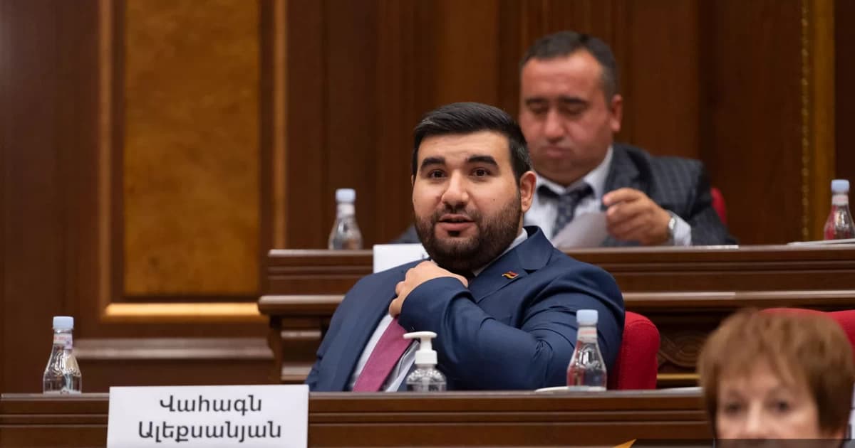 Ermənistan parlamentində şok: Deputat separatçıların bayrağını… Ermənistan parlamentində şok: Deputat separatçıların bayrağını…
