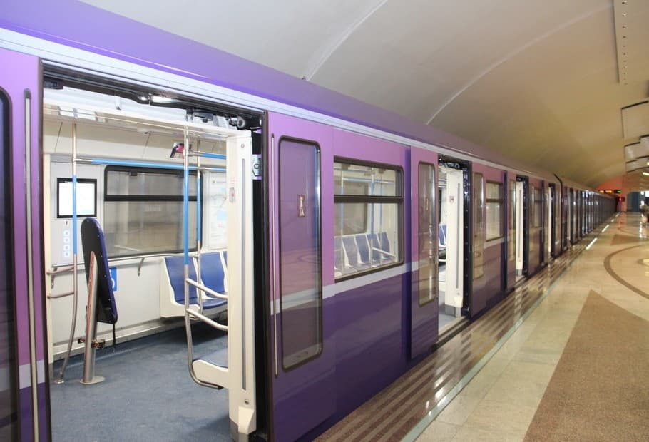 Metroda NASAZLIQ- Sərnişinlər düşürüldü Metroda NASAZLIQ- Sərnişinlər düşürüldü