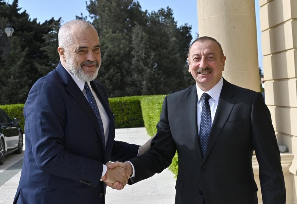 Prezident Albaniyanın baş naziri ilə təkbətək görüşdü Prezident Albaniyanın baş naziri ilə təkbətək görüşdü