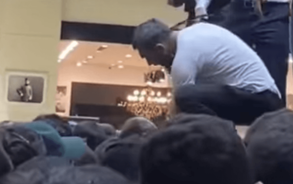 Hüseynlə görüşdə özbaşınalıq: fanatları qayışla vurdular – VİDEO Hüseynlə görüşdə özbaşınalıq: fanatları qayışla vurdular – VİDEO