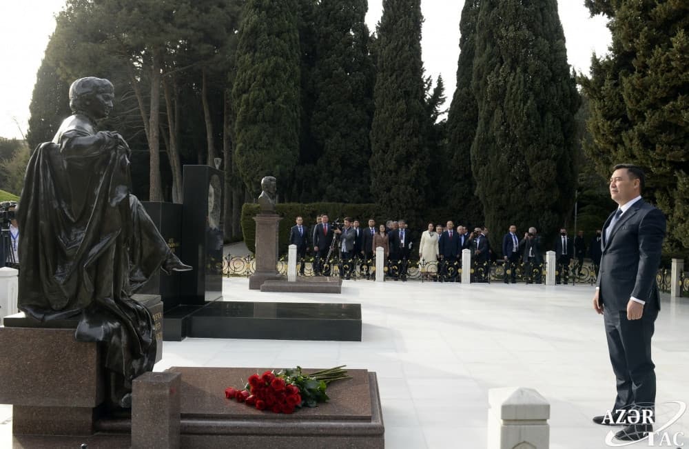 Sadır Japarov Heydər Əliyevin məzarını ziyarət edib – FOTO Sadır Japarov Heydər Əliyevin məzarını ziyarət edib – FOTO