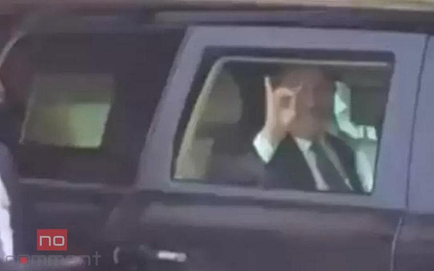 Çavuşoğlu etiraz edən ermənilərə bozqurd işarəsi göstərdi – video Çavuşoğlu etiraz edən ermənilərə bozqurd işarəsi göstərdi – video