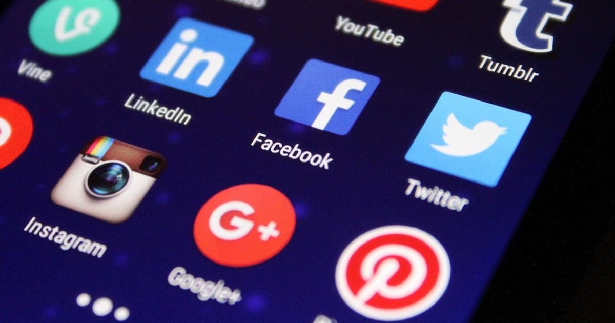 Bu nazir “Facebook” səhifəsini ÖZÜ İŞLƏDİR Bu nazir “Facebook” səhifəsini ÖZÜ İŞLƏDİR