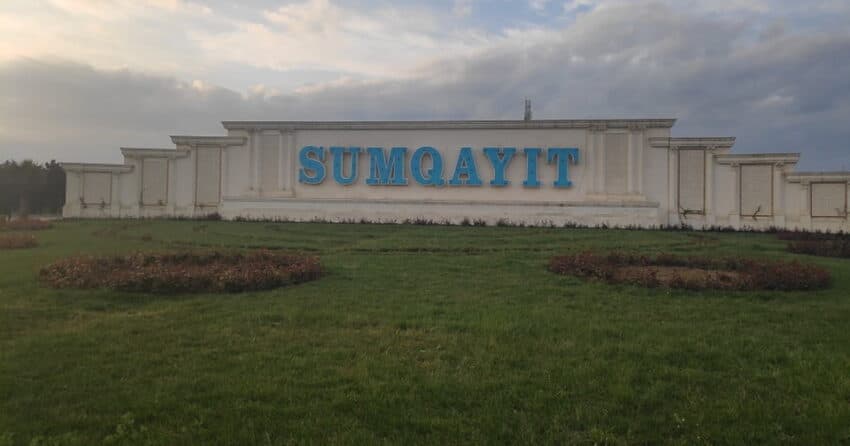 Toyuq cəsədlərini çaya atan sex sahibi cərimələnib Toyuq cəsədlərini çaya atan sex sahibi cərimələnib