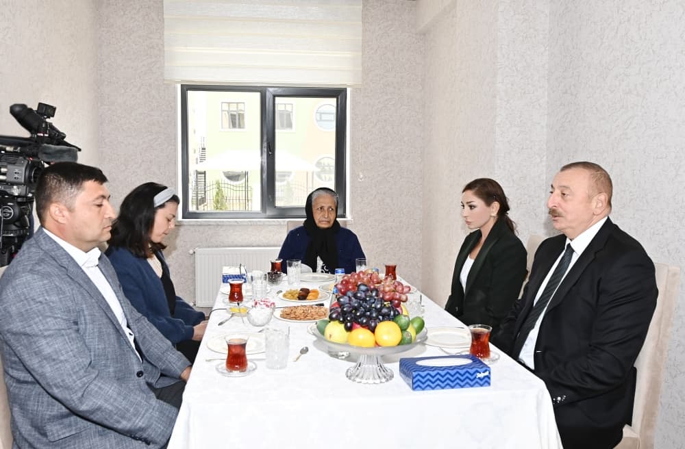 Prezidentlə xanımı şəhid ailəsinin qonağı oldu – FOTO Prezidentlə xanımı şəhid ailəsinin qonağı oldu – FOTO