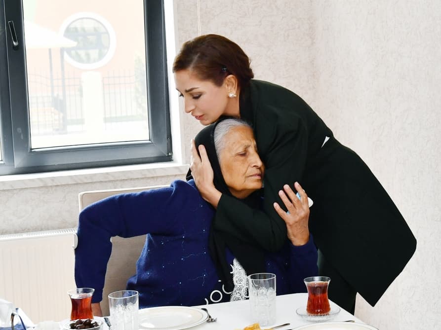 Prezident və birinci xanımın şəhid ailəsi ilə SƏMİMİ SÖHBƏTİ Prezident və birinci xanımın şəhid ailəsi ilə SƏMİMİ SÖHBƏTİ