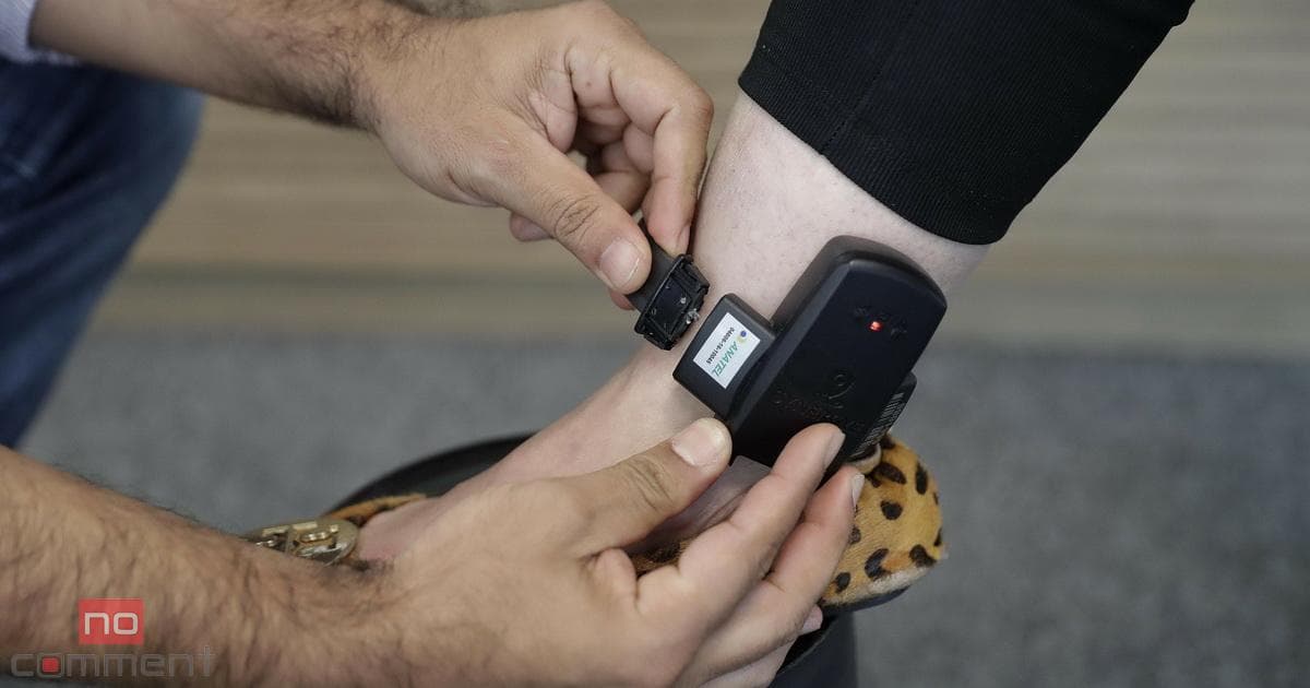 Şirkətin pulunu mənimsəyən şəxsə elektron qolbaq taxılıb Şirkətin pulunu mənimsəyən şəxsə elektron qolbaq taxılıb