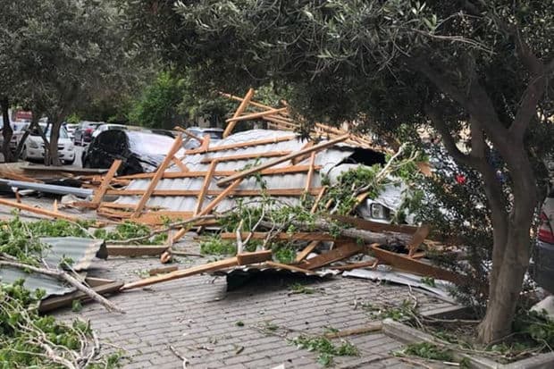 Bakıda xəstəxananın dam örtüyü UÇDU – FOTO/VİDEO Bakıda xəstəxananın dam örtüyü UÇDU – FOTO/VİDEO