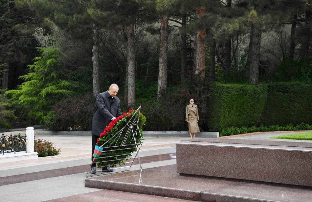 Prezidentlə xanımı Heydər Əliyevin məzarını ziyarət etdi Prezidentlə xanımı Heydər Əliyevin məzarını ziyarət etdi