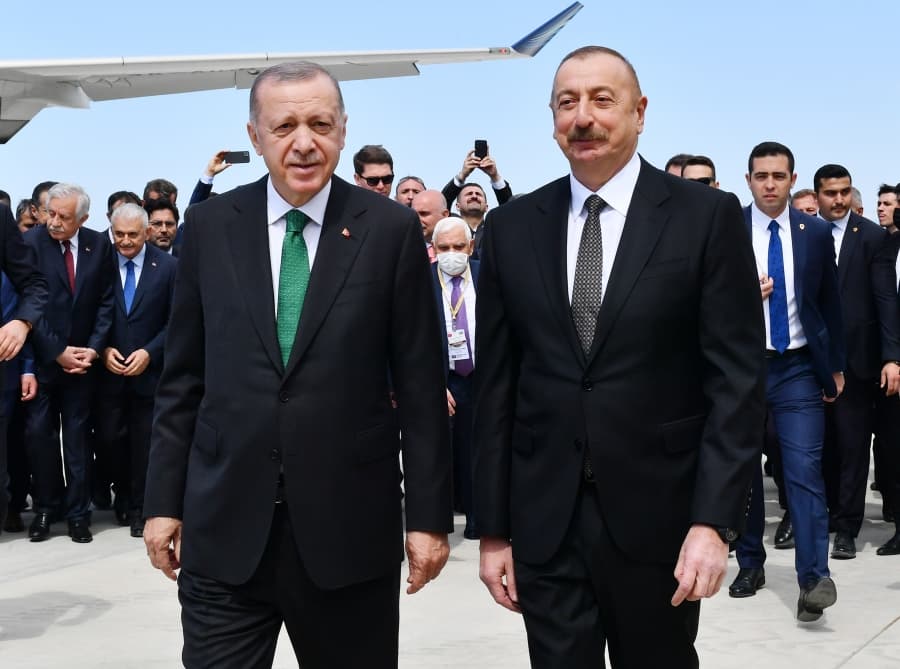 Ərdoğandan İlham Əliyevə hədiyyə – Video Ərdoğandan İlham Əliyevə hədiyyə – Video