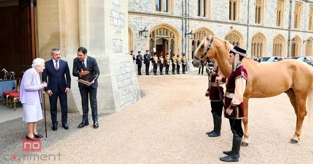 Prezident İlham Əliyevin Britaniya kraliçasına göndərdiyi Qarabağ atı Vindzor sarayında təqdim olunub Prezident İlham Əliyevin Britaniya kraliçasına göndərdiyi Qarabağ atı Vindzor sarayında təqdim olunub