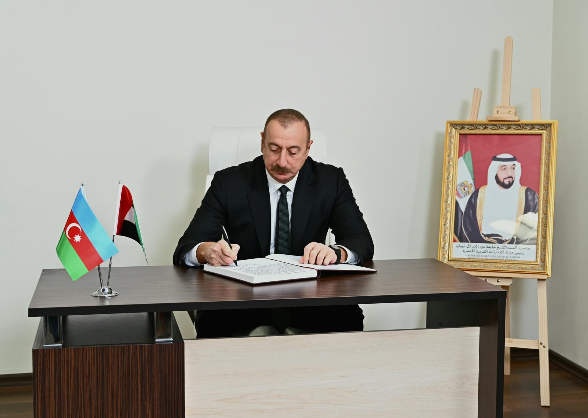 İlham Əliyev BƏƏ səfirliyinə gedib başsağlığı verdi İlham Əliyev BƏƏ səfirliyinə gedib başsağlığı verdi