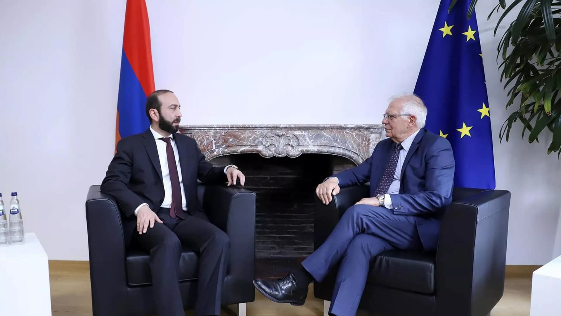 Mirzoyan Borrellə Qarabağı müzakirə edib Mirzoyan Borrellə Qarabağı müzakirə edib