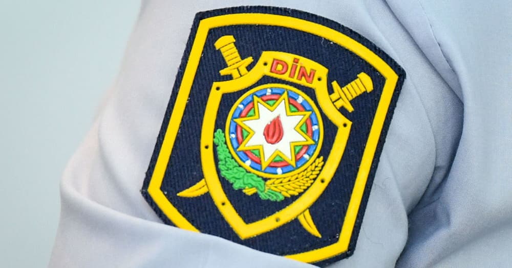 Bakıda polis özünü təhlükəyə ataraq tüstüdən zəhərlənən şəxsi xilas edib Bakıda polis özünü təhlükəyə ataraq tüstüdən zəhərlənən şəxsi xilas edib
