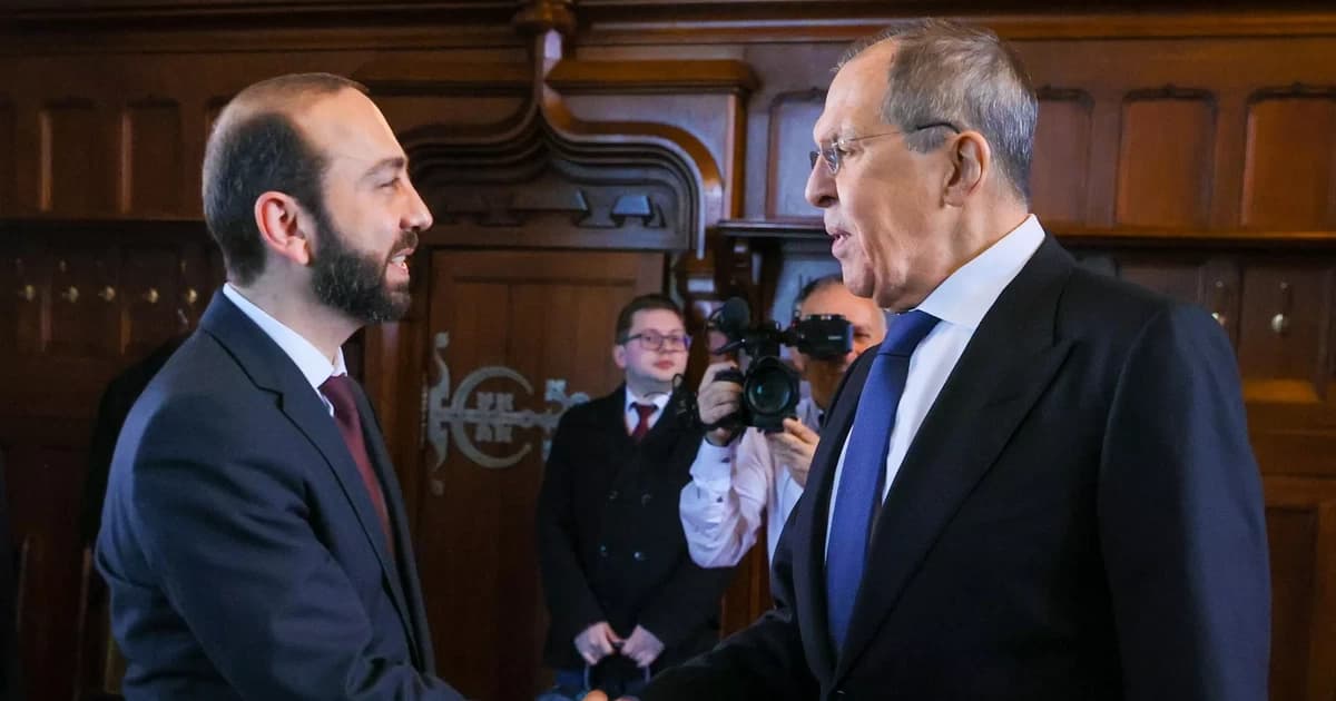 Lavrov Mirzoyanla sərhədlərin delimitasiyasını müzakirə etdi Lavrov Mirzoyanla sərhədlərin delimitasiyasını müzakirə etdi